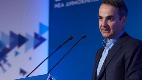 Στο οικόπεδο απόθεσης των καμένων δένδρων στο Μάτι ο Μητσοτάκης