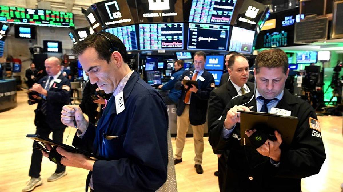 Στο «κόκκινο» η Wall Street με το βλέμμα σε Ρωσία-Ουκρανία