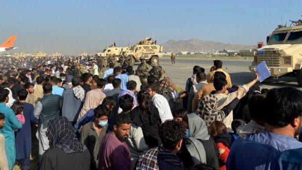 Αφγανιστάν: 12 νεκροί στο αεροδρόμιο της Καμπούλ-Εκκενώνεται με αμερικανικά αεροσκάφη