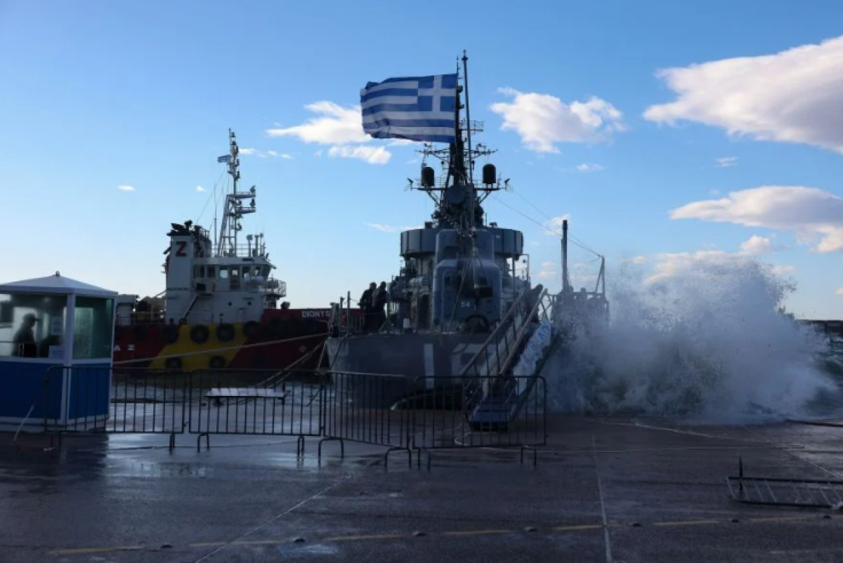 Ρήγμα στο «Βέλος» από τους θυελλώδεις ανέμους και τα κύματα
