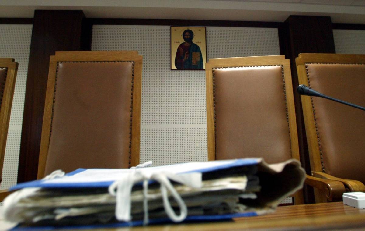 Κακουργηματική δίωξη σε 63χρονο για απειλητικά μηνύματα σε βουλευτές