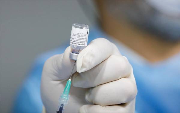 Εμβόλια: Διαθέσιμη η τρίτη δόση για υγειονομικούς και 60+