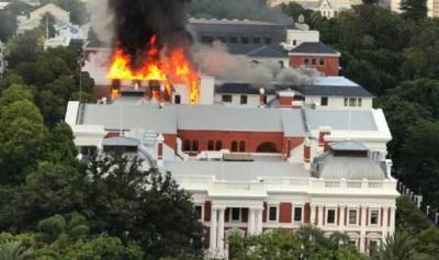 Νότια Αφρική: Τεράστια φωτιά στο Κοινοβούλιο- Συνελήφθη ένας ύποπτος