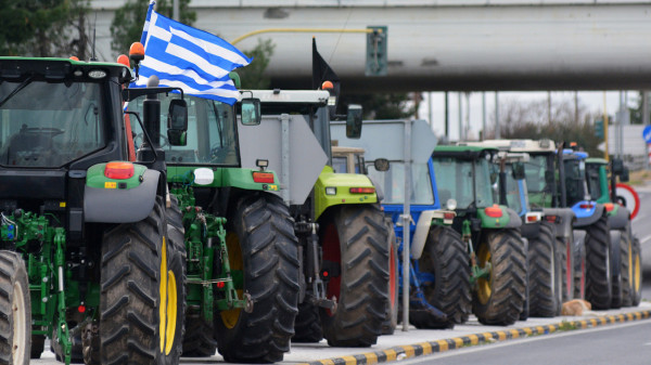 Κλιμάκωση αγροτικών κινητοποιήσεων: Μπαράζ αποκλεισμών σε εθνικές οδούς και τελωνεία