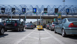 Μεγάλη η χριστουγεννιάτικη έξοδος: Δεκάδες χιλιάδες αυτοκίνητα και γεμάτα ΚΤΕΛ