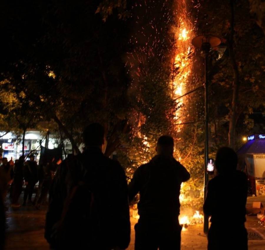Εκαψαν το Χριστουγεννιάτικο δένδρο στα Εξάρχεια – Ο Μπακογιάννης θα το ξαναστήσει