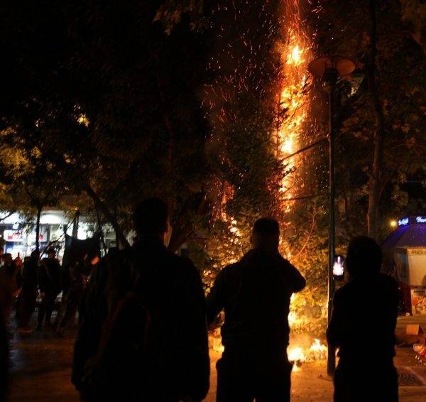 Εκαψαν το Χριστουγεννιάτικο δένδρο στα Εξάρχεια – Ο Μπακογιάννης θα το ξαναστήσει