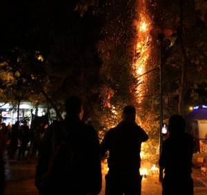 Εκαψαν το Χριστουγεννιάτικο δένδρο στα Εξάρχεια – Ο Μπακογιάννης θα το ξαναστήσει