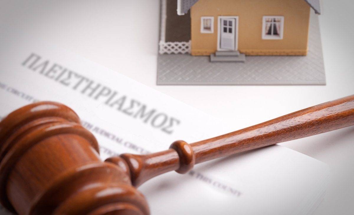 «Πρωτιά» για κατασχέσεις και πλειστηριασμούς στις συμβολαιογραφικές πράξεις