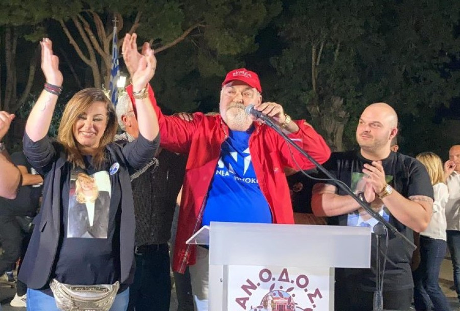 Δήμαρχος Τριφυλίας με μπλούζα ΝΔ, καπελάκι ΣΥΡΙΖΑ και παπούτσια ΠΑΣΟΚ