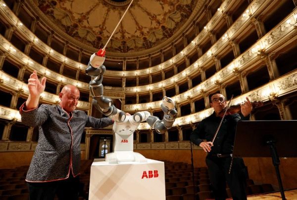 Ρομπότ-μαέστρος κατακτά τον κόσμο... της μουσικής! (video)