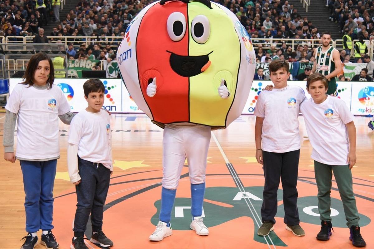 Οι μικροί φίλοι της Κερkidα ΟΠΑΠ σκοράρουν στο παρκέ