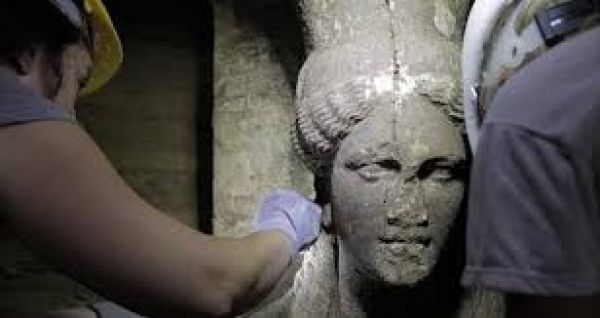 Στο "σφυρί" οι Καρυάτιδες της Αμφίπολης- Πωλούν το kariatides.gr στο eBay!