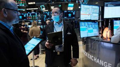 Βήμα σημειωτόν στη Wall Street - «Βαρίδι» τα ομόλογα
