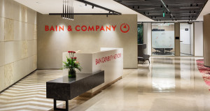 Bain: Η ΤΝ αναδιαμορφώνει την τραπεζική τιμολόγηση-Αύξηση εσόδων έως 20%