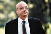 Γκαζάκια στην πολυκατοικία που κατοικεί ο Θόδωρος Τσουκάτος