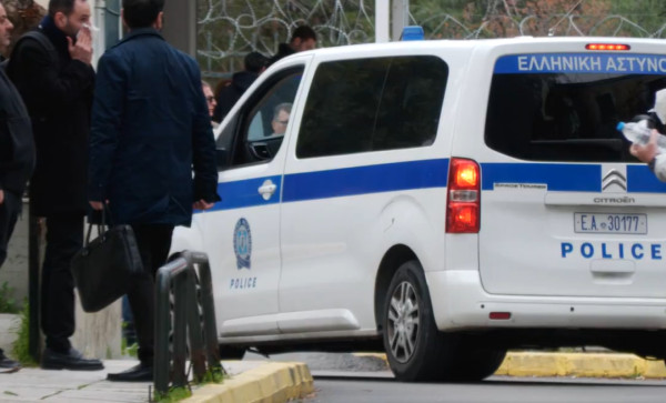 Κολωνάκι: Καταδίκη σε 20 μήνες φυλάκιση για την τραγουδίστρια μετά το τροχαίο με σταθμευμένα οχήματα