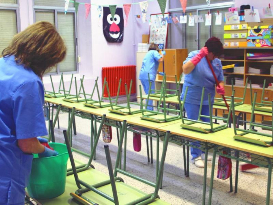 Προσλαμβάνονται 15.500 καθαρίστριες για τη νέα σχολική χρονιά