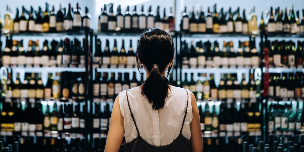 Πώς το αλκοόλ, ακόμη και σε μικρή ποσότητα, «οδηγεί» στην άνοια – Τι αποκαλύπτουν πρόσφατες έρευνες