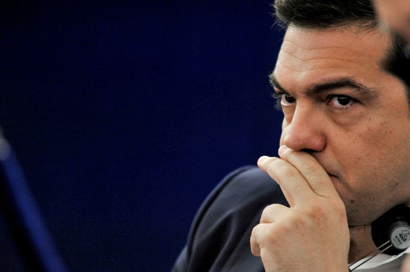 Politico: Δυσκολότερος ο εξοστρακισμός “συντρόφων” από το μνημόνιο για Τσίπρα