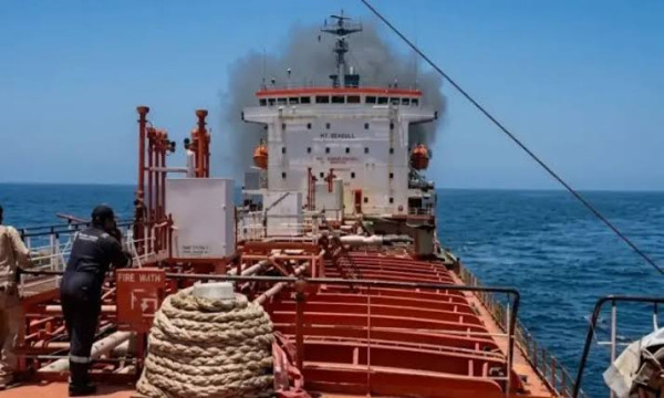 Επιθέσεις σε εμπορικά πλοία και ανοικτά του Ομάν – Δύο ναυτικοί αγνοούνται