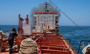 Επιθέσεις σε εμπορικά πλοία και ανοικτά του Ομάν – Δύο ναυτικοί αγνοούνται