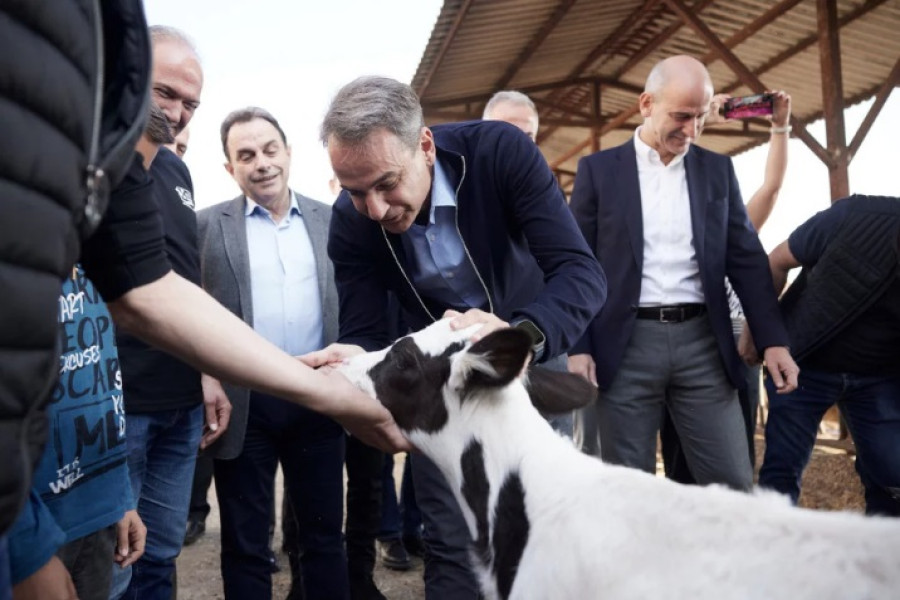 Σε περιοδεία ο Μητσοτάκης: Θα στηρίξουμε αγρότες και κτηνοτρόφους