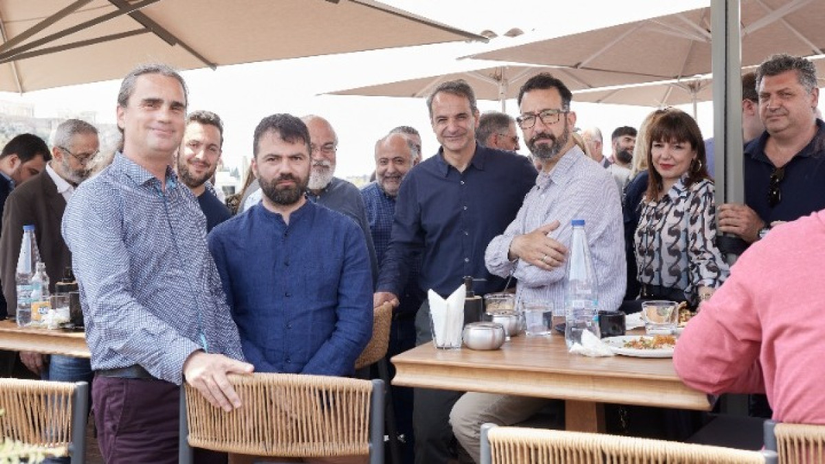 Συναντήσεις Μητσοτάκη-Τσίπρα σε χαλαρό κλίμα με τους πολιτικούς συντάκτες