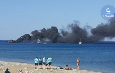 Ρόδος: Φωτιά σε τουριστικό πλοιάριο- Μεγάλη κινητοποίηση, σώοι οι επιβάτες