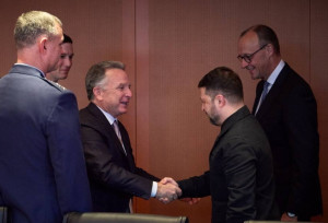 Ο Τραμπ προσφέρει εγγυήσεις ασφαλείας τύπου ΝΑΤΟ στην Ουκρανία, αρκεί να συμφωνήσει τώρα