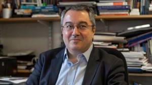 Μόσιαλος: Αυτά γνωρίζουμε για την αναστολή των δοκιμών της AstraZeneca