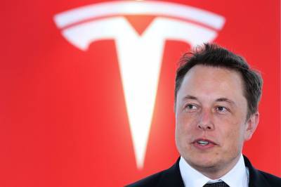 O Μασκ εξετάζει να κατεβάσει την Tesla από το χρηματιστήριο