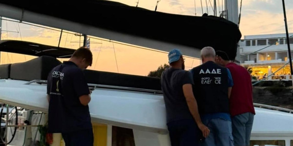 «Λαβράκια» της Εφορίας στη Σαντορίνη: Φορολογικές παραβάσεις 1 στα 2 τουριστικά πλοία