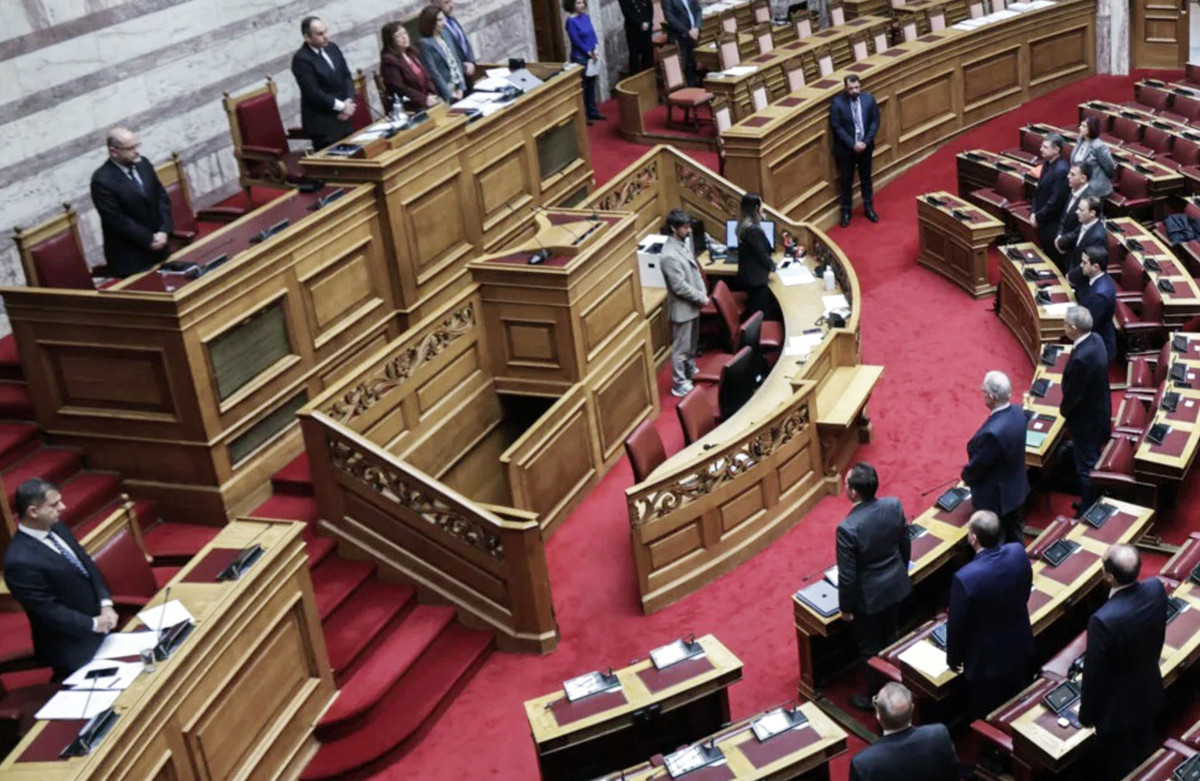 Ενός λεπτού σιγή στη Βουλή για τα θύματα των Τεμπών