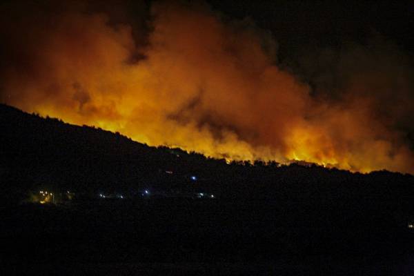 Συνεχίζονται οι αναζωπυρώσεις στην πυρκαγιά της Σάμου