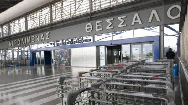 Χειροπέδες σε επιβάτη πτήσης επειδή κάπνιζε στην… τουαλέτα