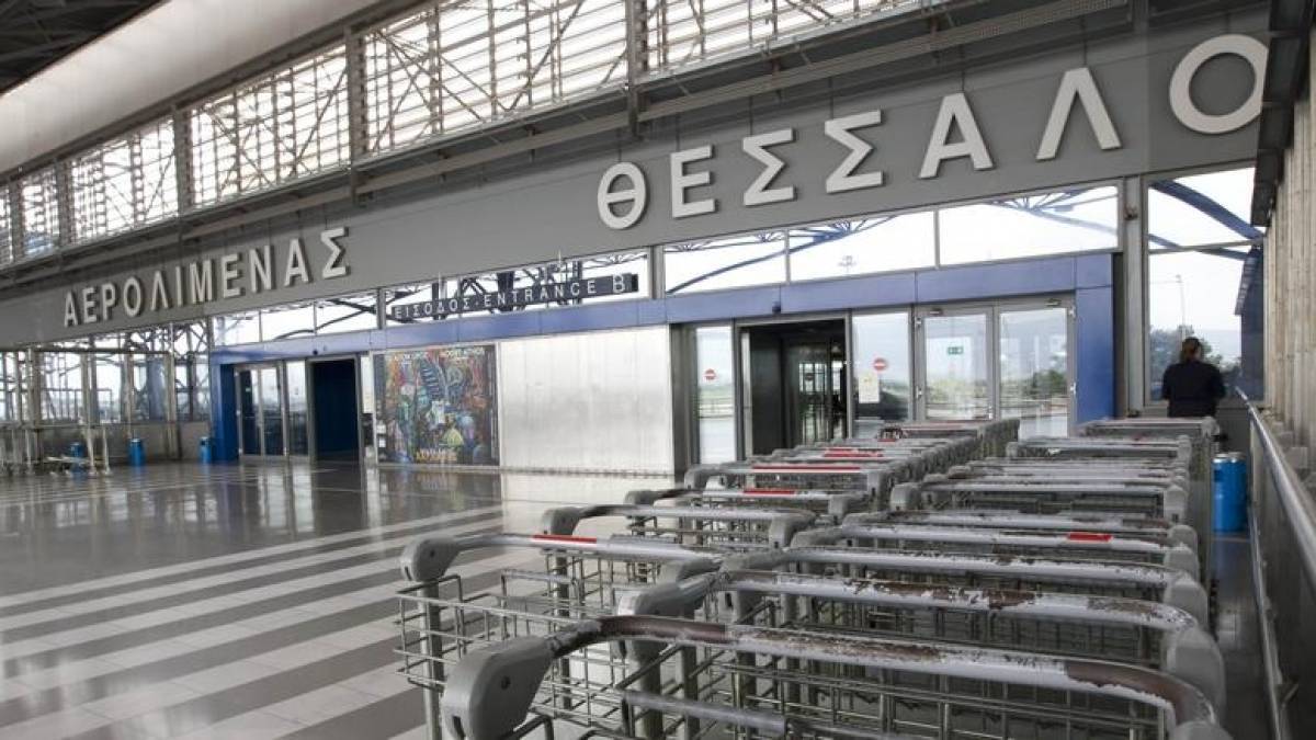Χειροπέδες σε επιβάτη πτήσης επειδή κάπνιζε στην… τουαλέτα