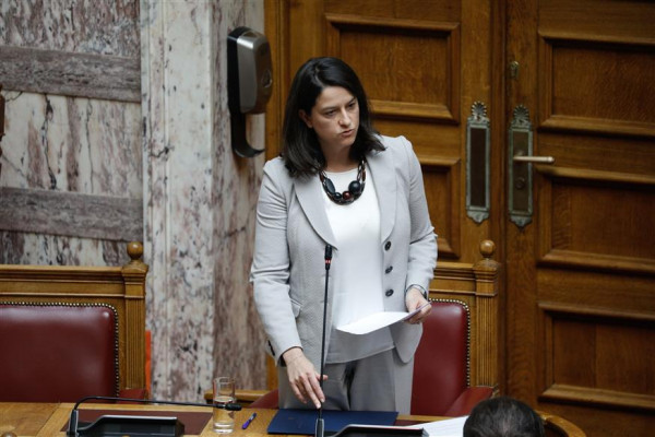 Η Κεραμέως για τα επεισόδια στο ΑΠΘ