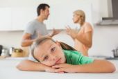 Πώς να τσακωνόμαστε «σωστά» μπροστά στα παιδιά