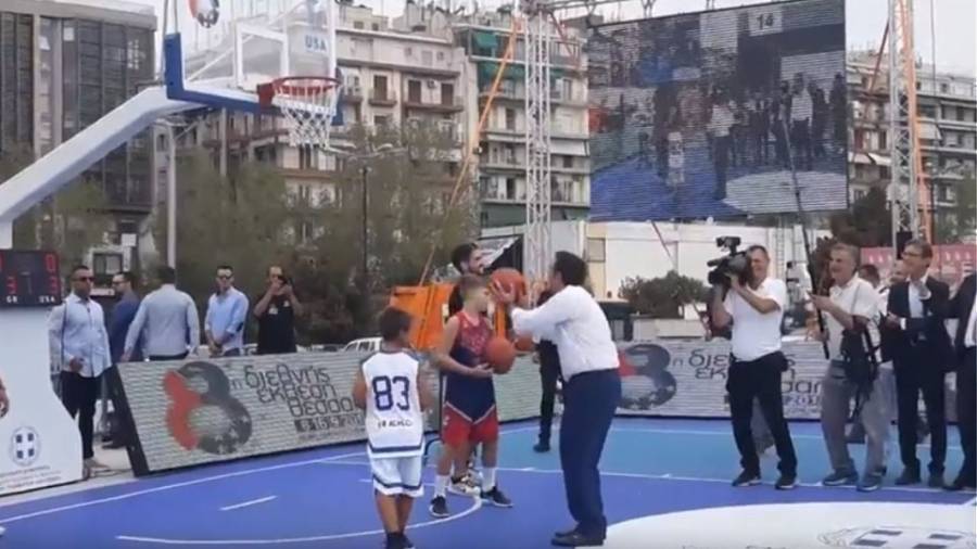Μέχρι και μπάσκετ έπαιξε ο Τσίπρας στη ΔΕΘ (video)