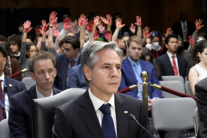 Τα «κόκκινα χέρια» διέκοψαν την ακρόαση Μπλίνκεν- Όστιν στo Koγκρέσο