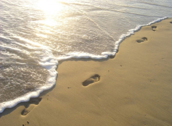 Γιατί κάνει καλό να περπατάμε ξυπόλητοι στην άμμο