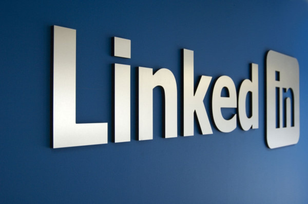 Η LinkedIn ετοιμάζεται να ενσωματώσει στην πλατφόρμα ανταγωνιστικά παιχνίδια γρίφων