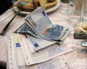 Κινήσεις στήριξης των επιχειρήσεων εξετάζει το Μαξίμου μετά τη μείωση του ΦΠΑ στην εστίαση