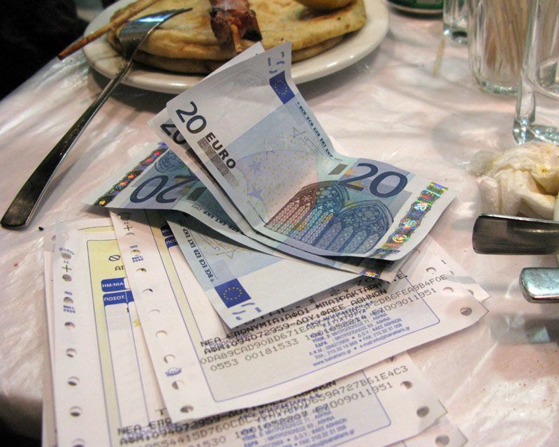 Κινήσεις στήριξης των επιχειρήσεων εξετάζει το Μαξίμου μετά τη μείωση του ΦΠΑ στην εστίαση