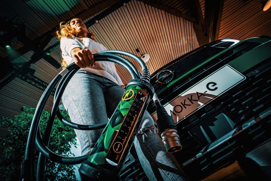 Opel Universal Charger: Ο Ελβετικός Σουγιάς της Ηλεκτροκίνησης