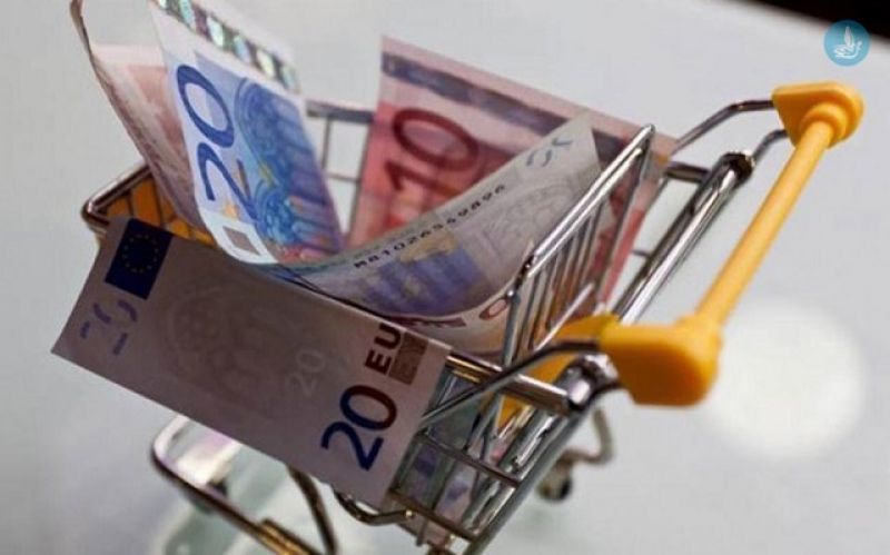 ΕΣΕΕ: Φθηνότερο το καλάθι της νοικοκυράς, αλλά μειώνεται το εισόδημα