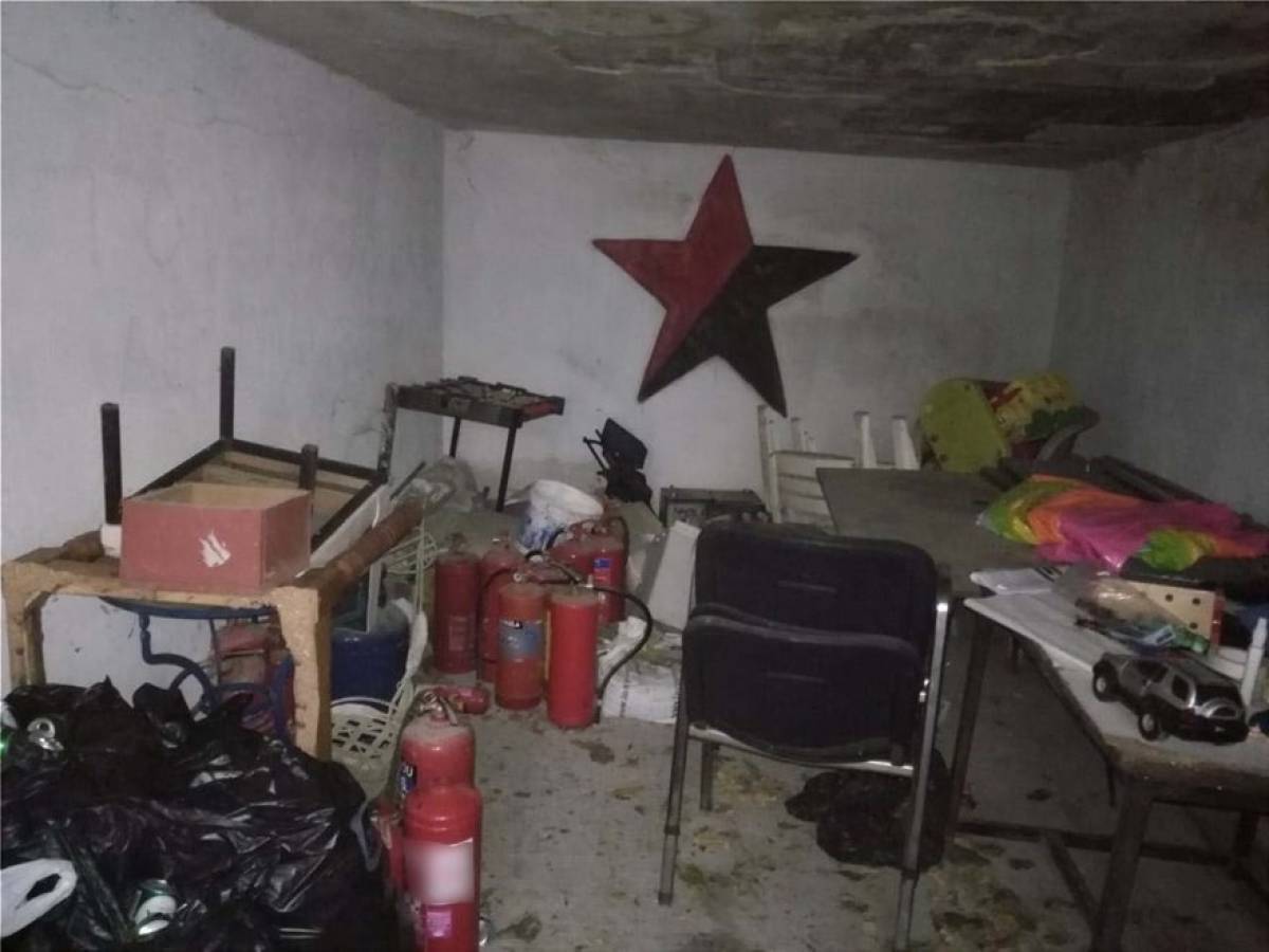 Κοντάρια, πυροσβεστήρες και κράνη στην κατάληψη στο Μαρούσι (photos)
