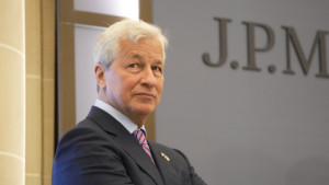 Ντίμον (JPMorgan): Oι δασμοί απειλούν την οικονομική υπεροχή των ΗΠΑ