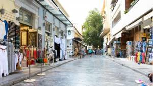 «Ζωντανεύει» το λιανεμπόριο- Ουρές και ψώνια (video)